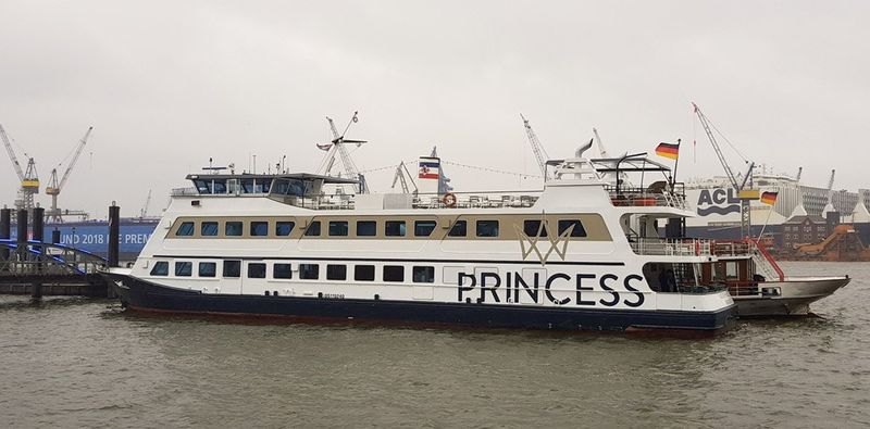 Großes Partyschiff Princess an einem Anleger im Hamburger Hafen