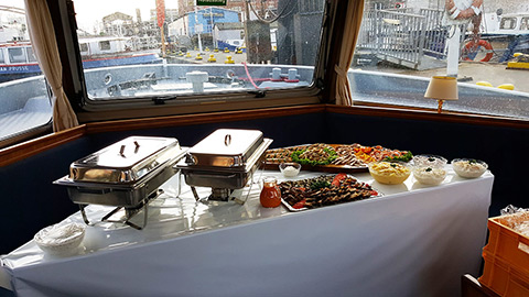 Buffet auf einer Barkasse