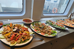 Gerne liefern wir Ihnen ein Buffet nach Wahl auf das Schiff Buffet auf einem Partyboot
