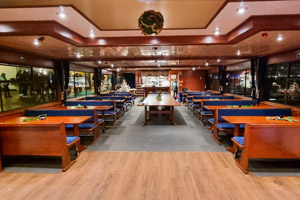 Auf mittelgroßen Passagierschiffen ist Platz für diverse Feierlichkeiten Passagierschiff in Hamburg