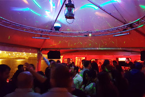 Im Gegensatz zu Barkassen verfügen Passagierschiffe meist über ausreichend Platz zum Tanzen Tanzfläche auf einem Partyschiff